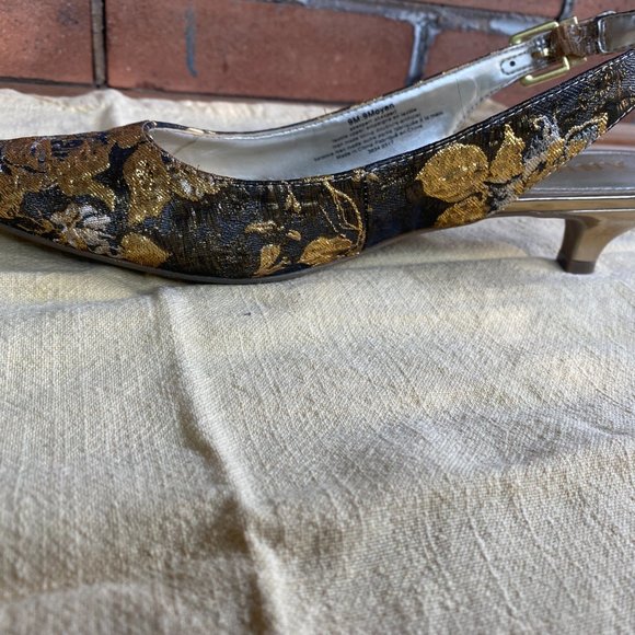 Gold Anne Klein slingbacks size 9M - Picture 3 of 7